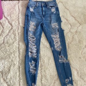 AMERICAN EAGLE ripped mom jeans